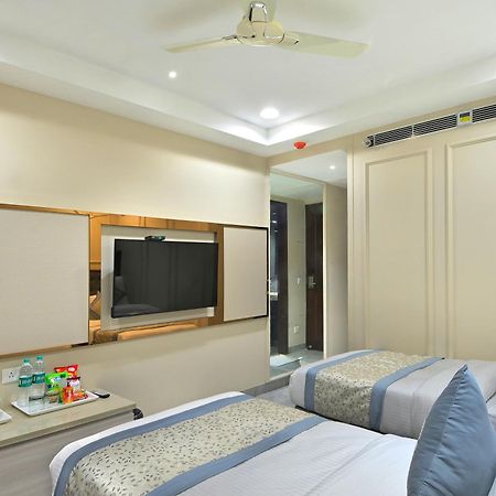 Hotel Sapphire House - 3 Mins Walk From Metro And 5 Mins From Rail Station New Delhi Bagian luar foto