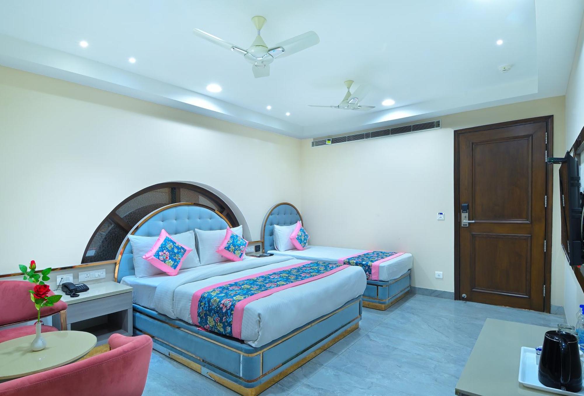 Hotel Sapphire House - 3 Mins Walk From Metro And 5 Mins From Rail Station New Delhi Bagian luar foto