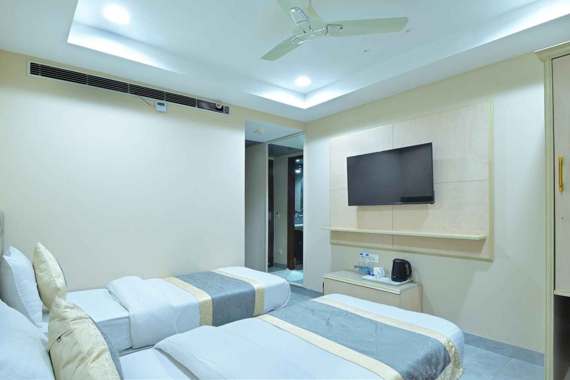 Hotel Sapphire House - 3 Mins Walk From Metro And 5 Mins From Rail Station New Delhi Bagian luar foto