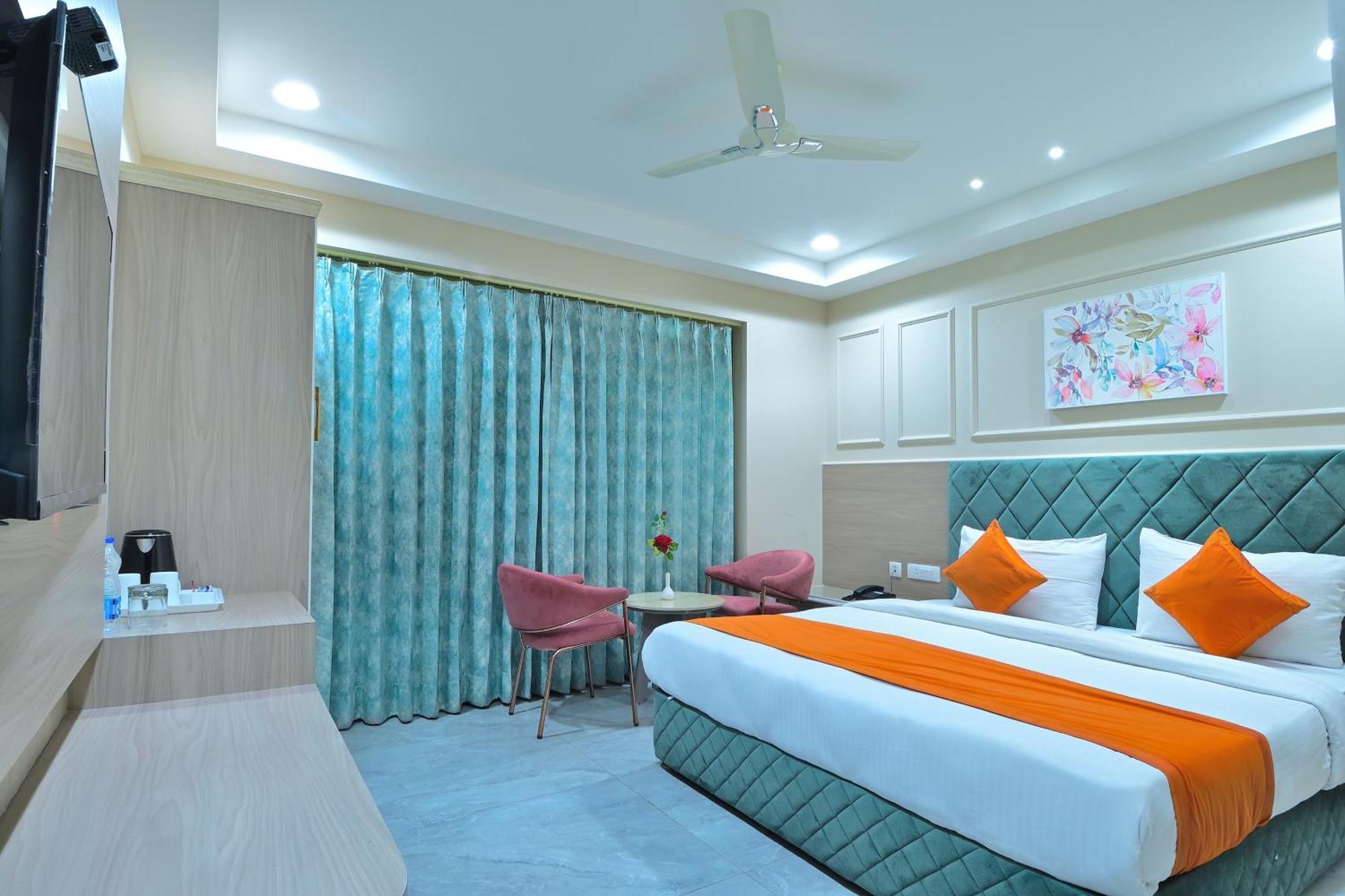 Hotel Sapphire House - 3 Mins Walk From Metro And 5 Mins From Rail Station New Delhi Bagian luar foto
