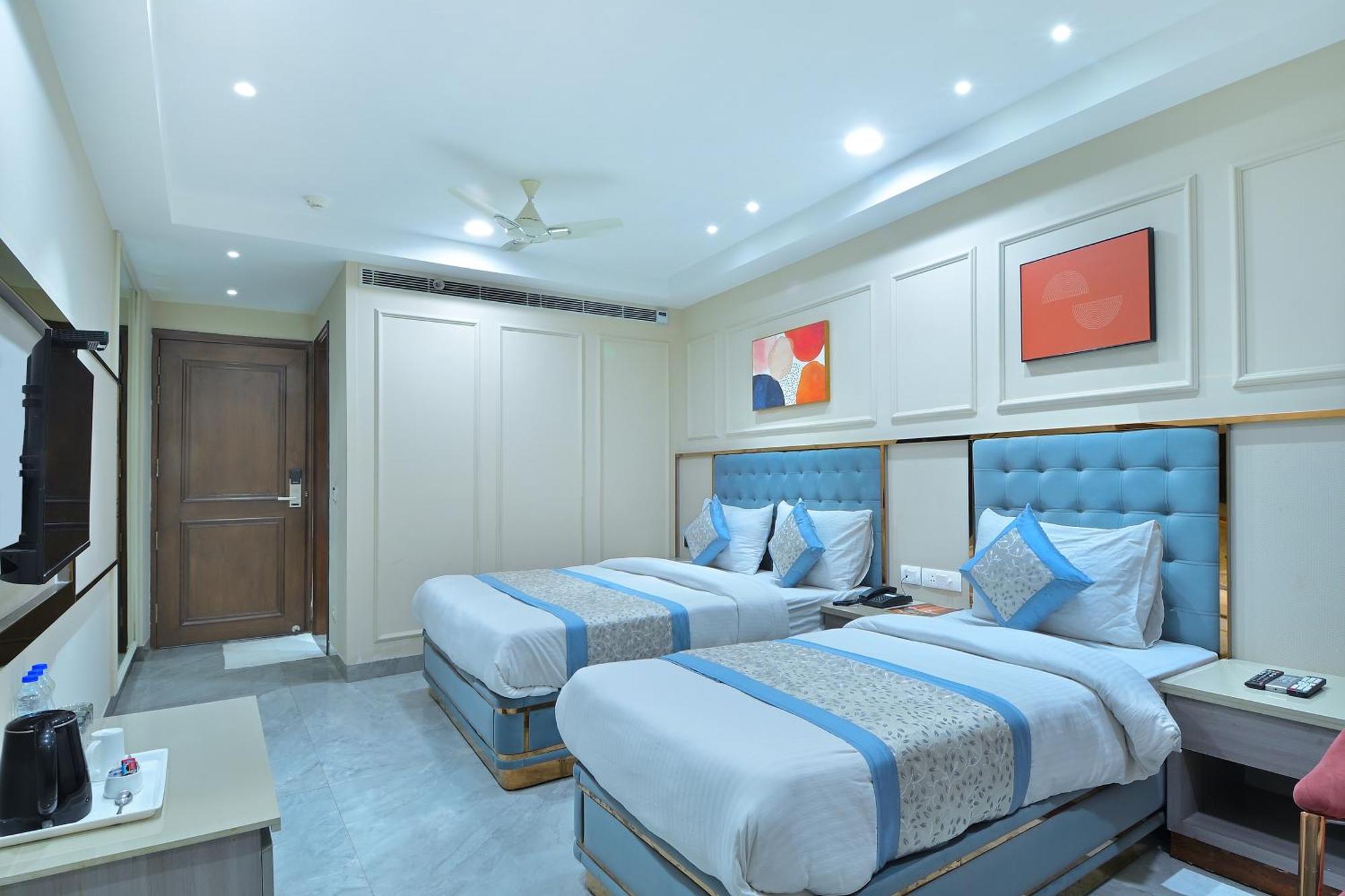 Hotel Sapphire House - 3 Mins Walk From Metro And 5 Mins From Rail Station New Delhi Bagian luar foto