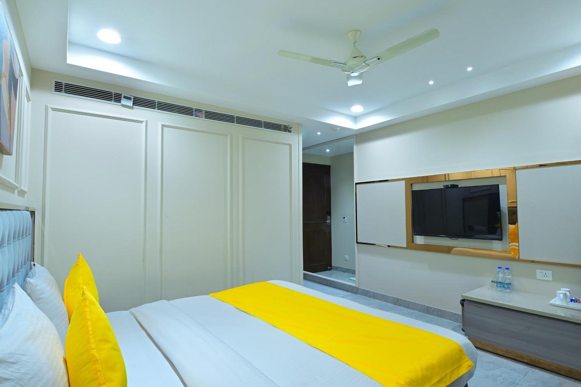 Hotel Sapphire House - 3 Mins Walk From Metro And 5 Mins From Rail Station New Delhi Bagian luar foto