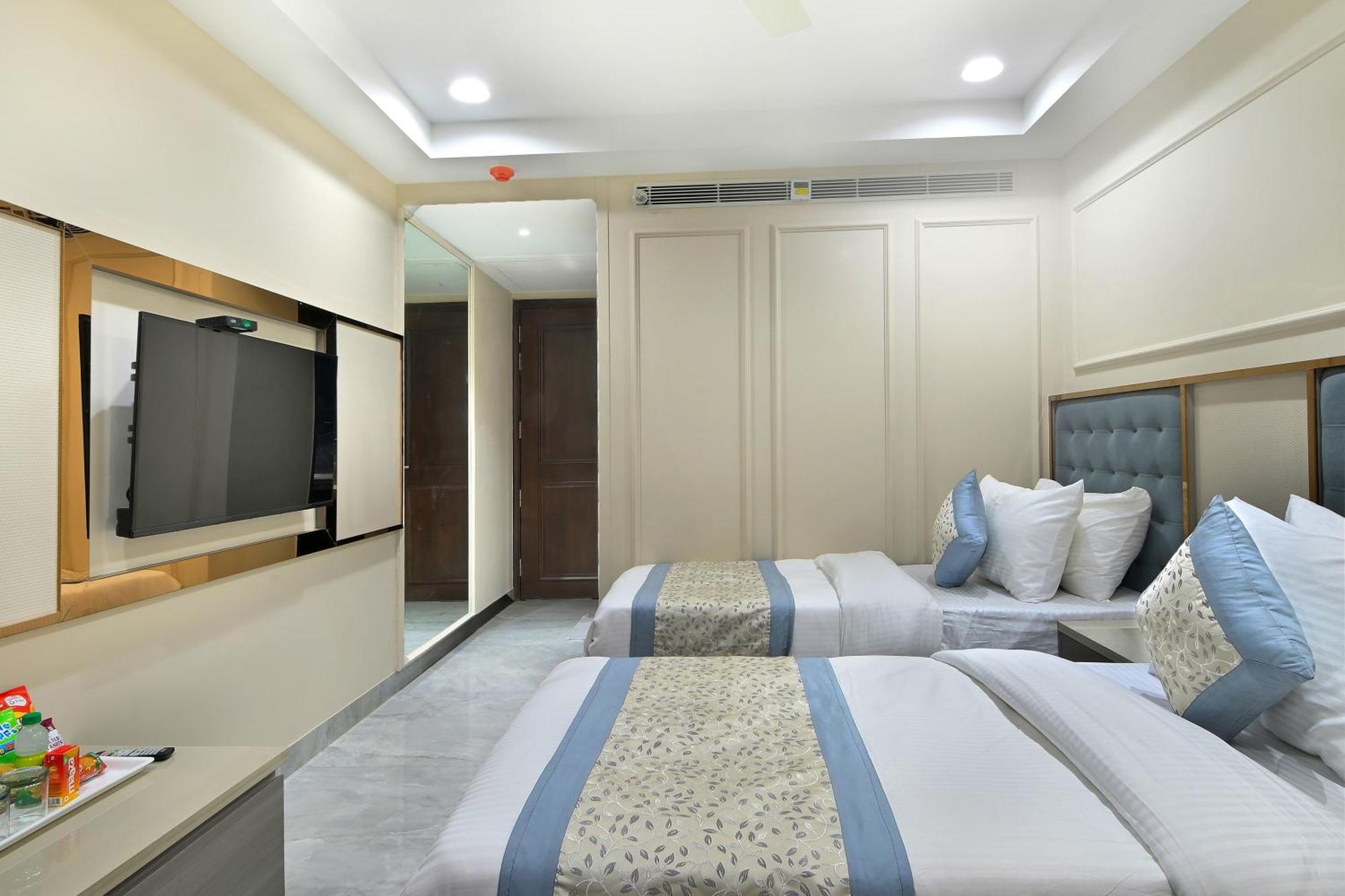 Hotel Sapphire House - 3 Mins Walk From Metro And 5 Mins From Rail Station New Delhi Bagian luar foto