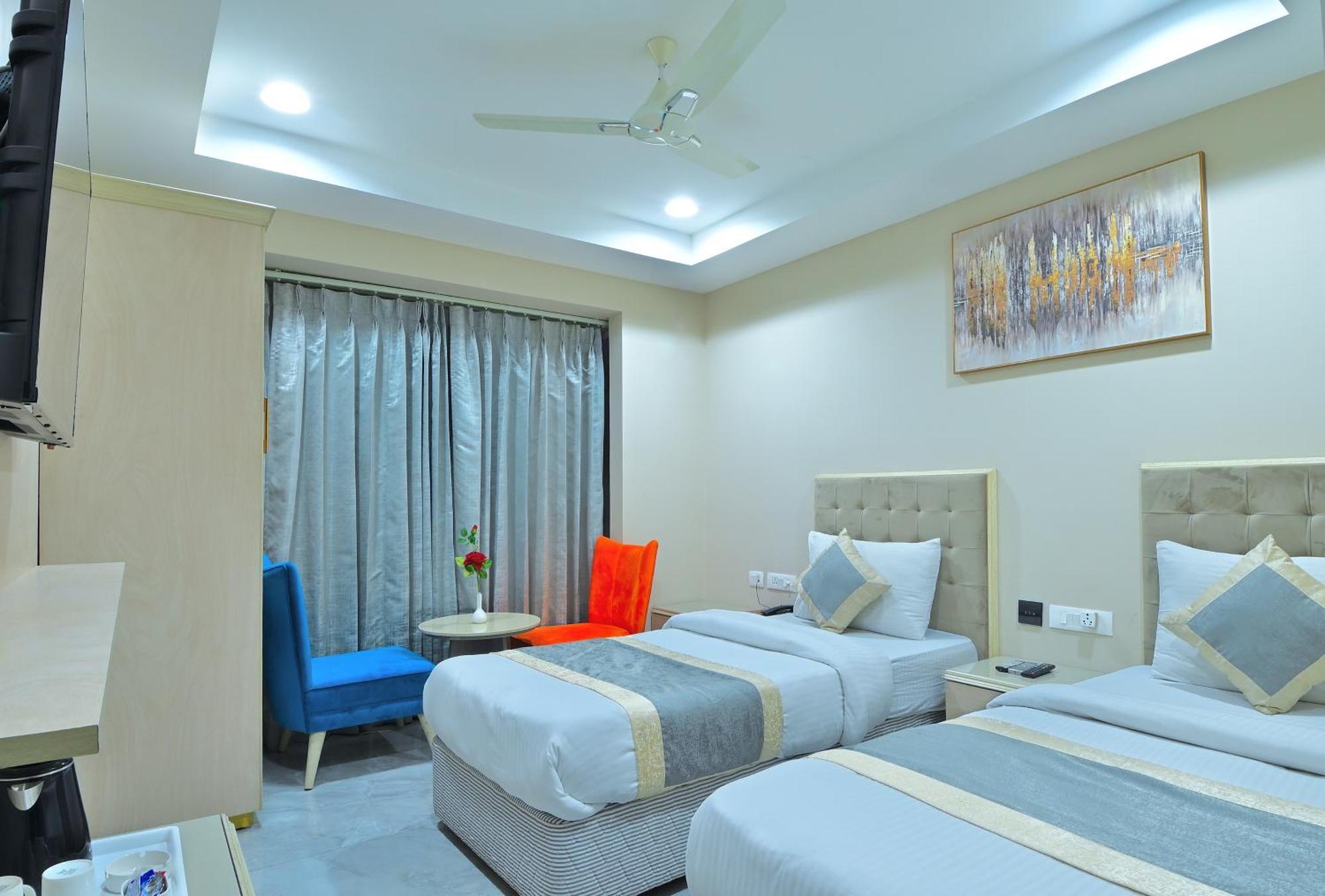 Hotel Sapphire House - 3 Mins Walk From Metro And 5 Mins From Rail Station New Delhi Bagian luar foto