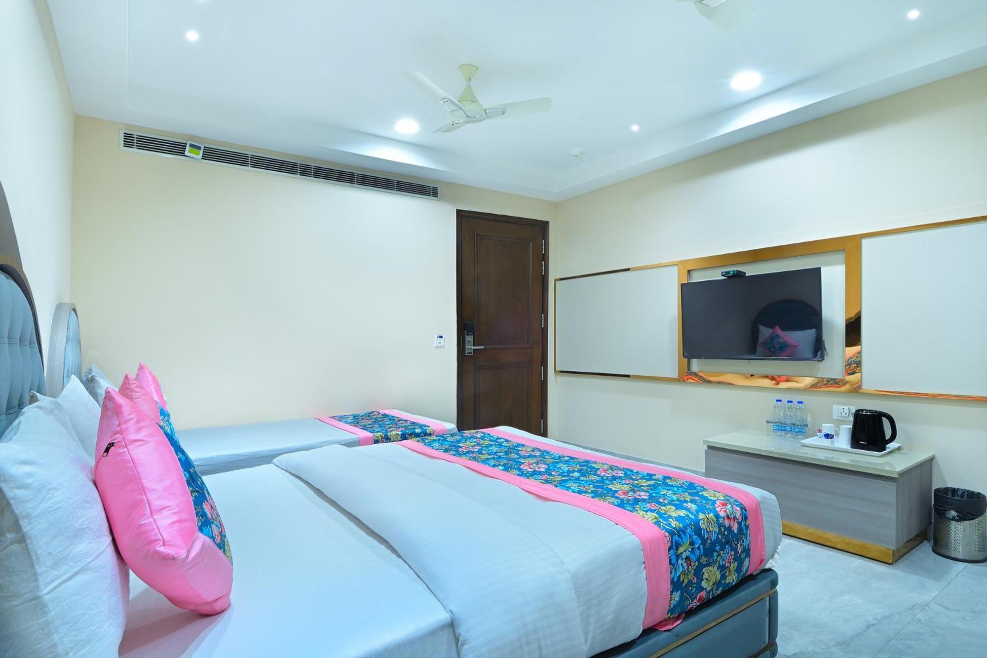 Hotel Sapphire House - 3 Mins Walk From Metro And 5 Mins From Rail Station New Delhi Bagian luar foto