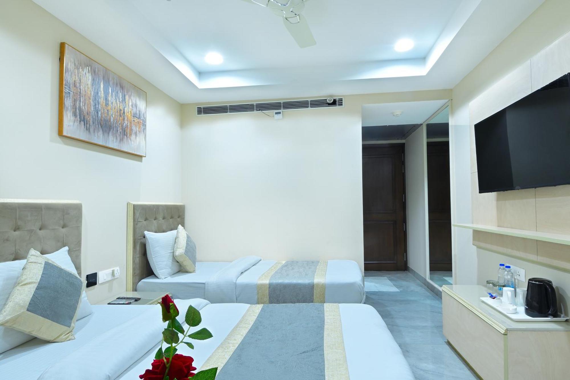 Hotel Sapphire House - 3 Mins Walk From Metro And 5 Mins From Rail Station New Delhi Bagian luar foto