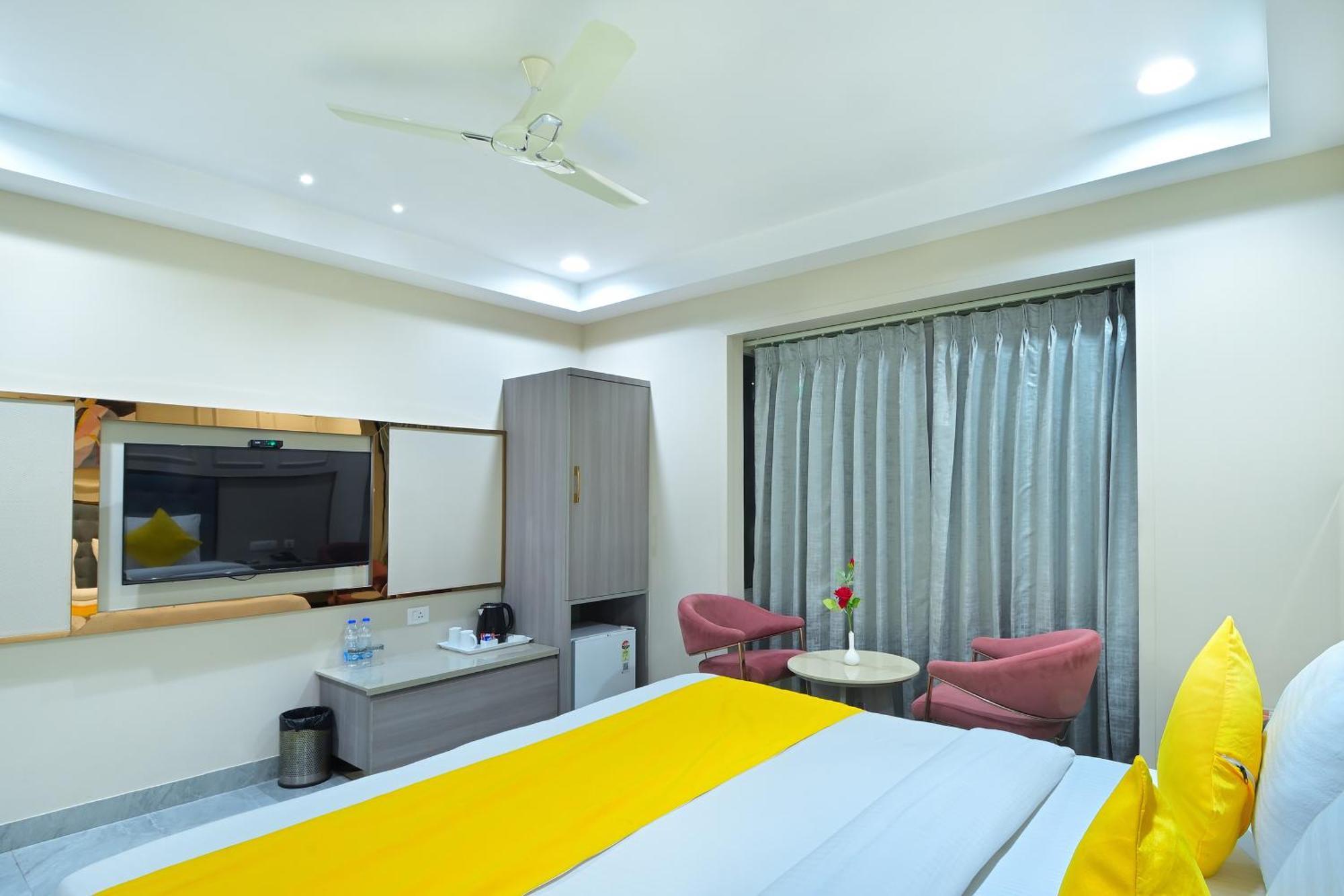 Hotel Sapphire House - 3 Mins Walk From Metro And 5 Mins From Rail Station New Delhi Bagian luar foto