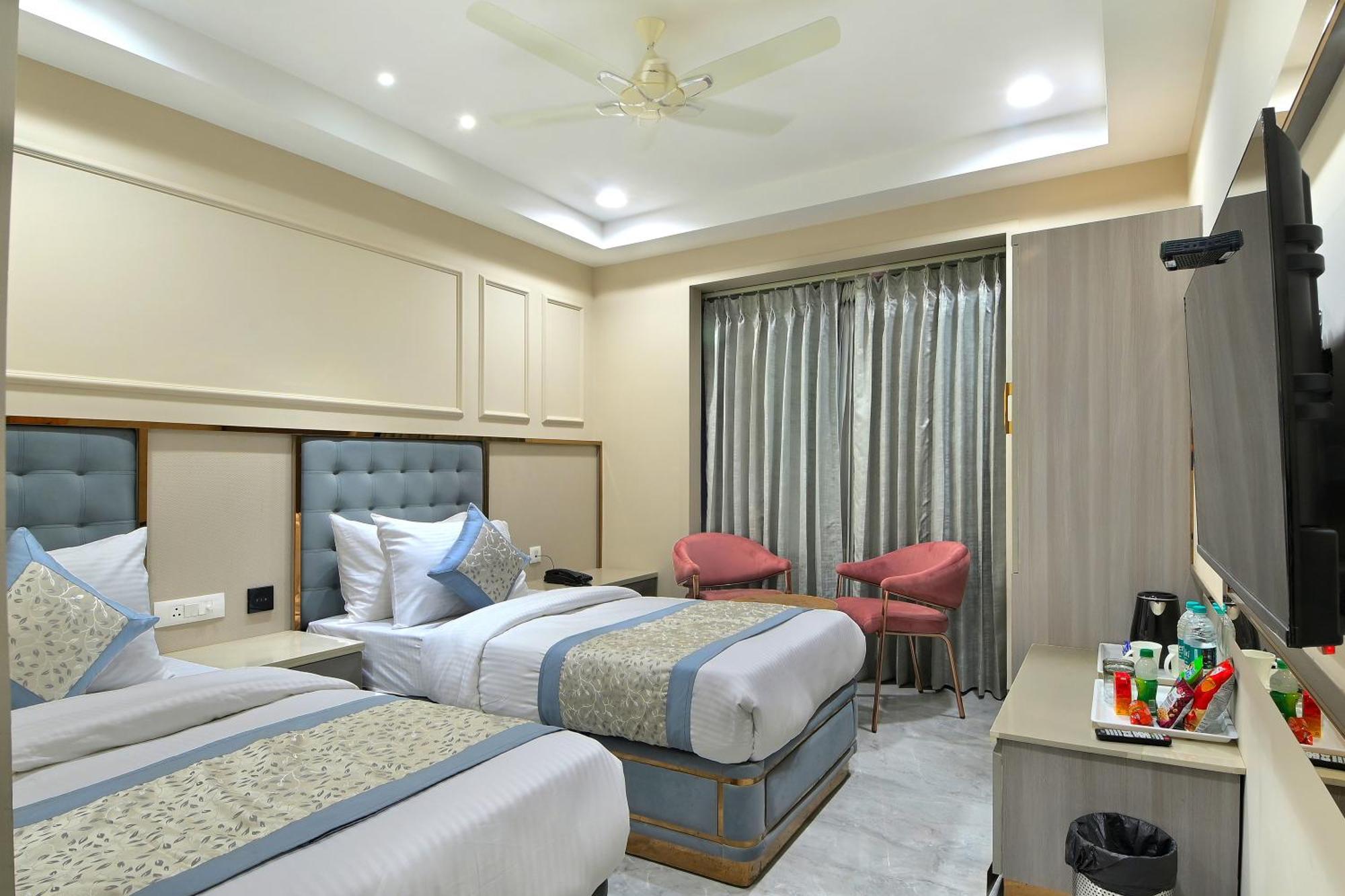 Hotel Sapphire House - 3 Mins Walk From Metro And 5 Mins From Rail Station New Delhi Bagian luar foto