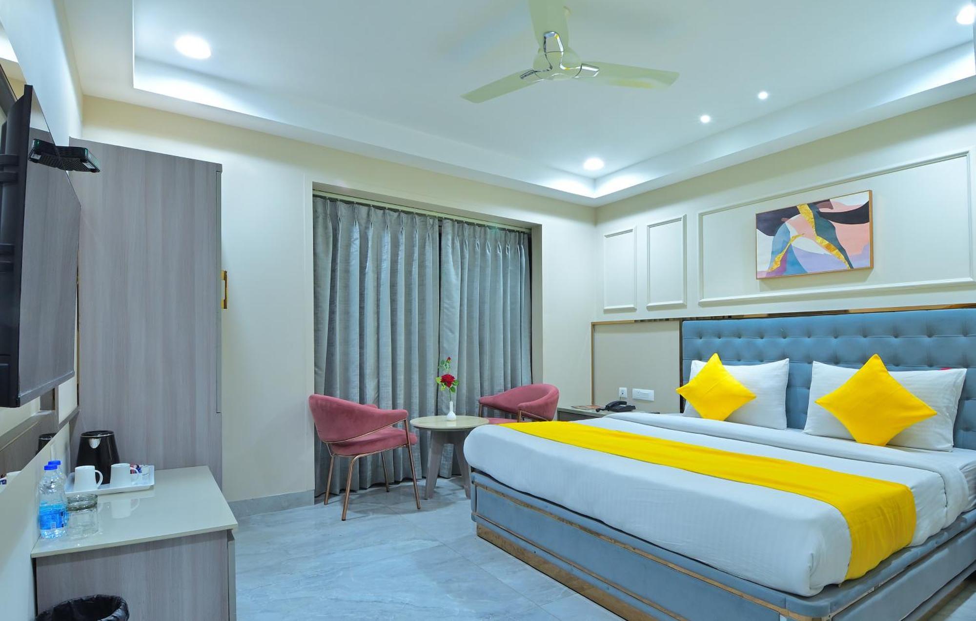 Hotel Sapphire House - 3 Mins Walk From Metro And 5 Mins From Rail Station New Delhi Bagian luar foto