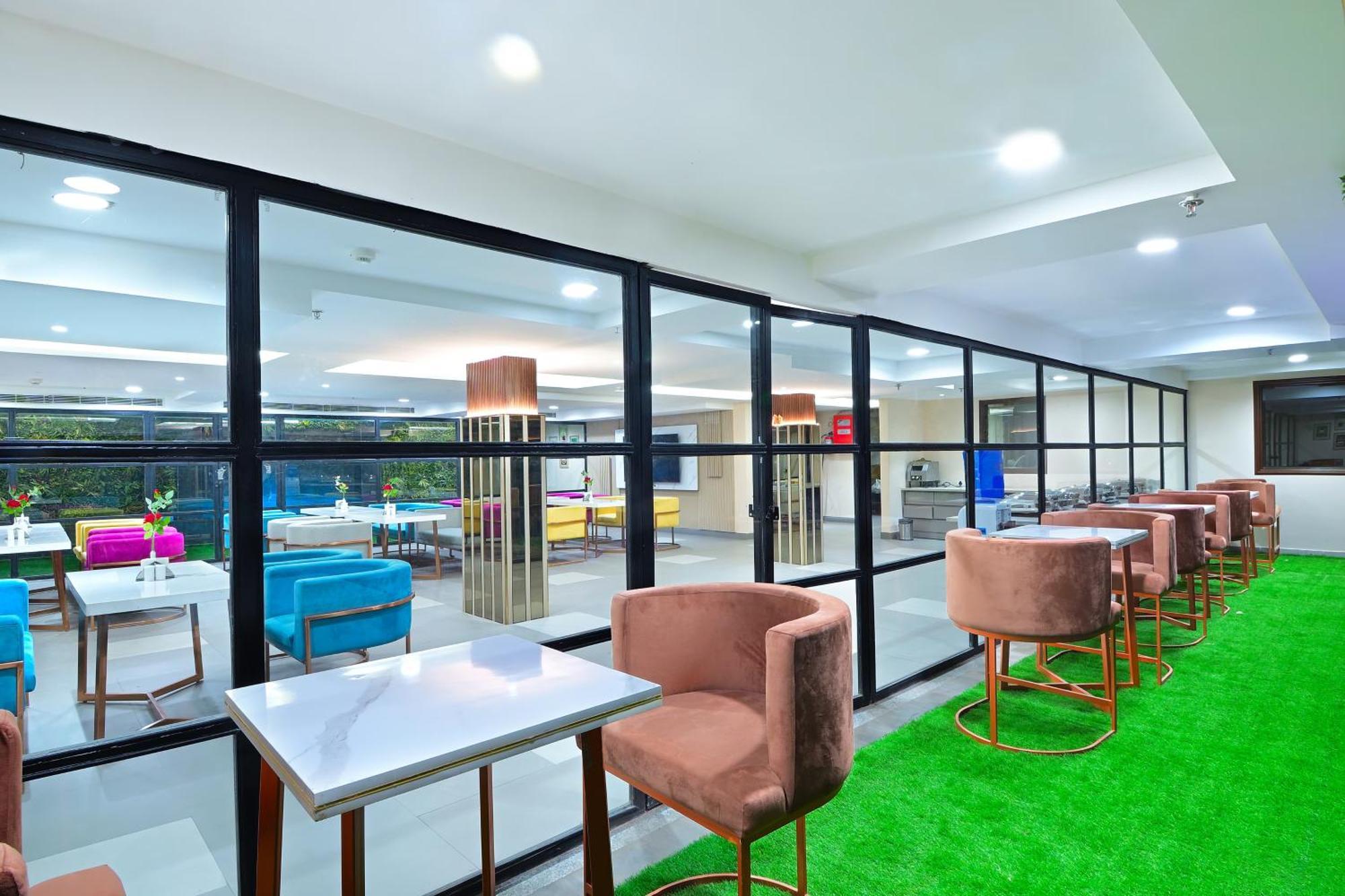 Hotel Sapphire House - 3 Mins Walk From Metro And 5 Mins From Rail Station New Delhi Bagian luar foto