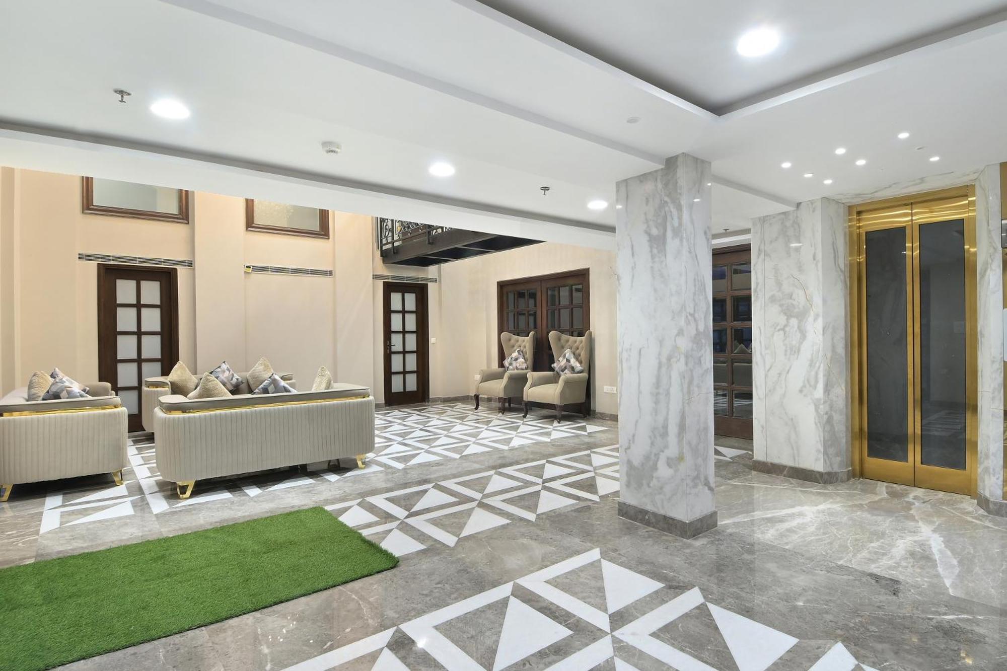 Hotel Sapphire House - 3 Mins Walk From Metro And 5 Mins From Rail Station New Delhi Bagian luar foto
