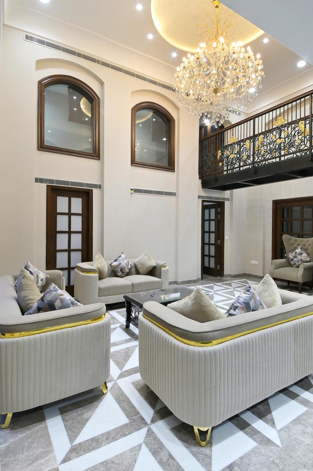 Hotel Sapphire House - 3 Mins Walk From Metro And 5 Mins From Rail Station New Delhi Bagian luar foto