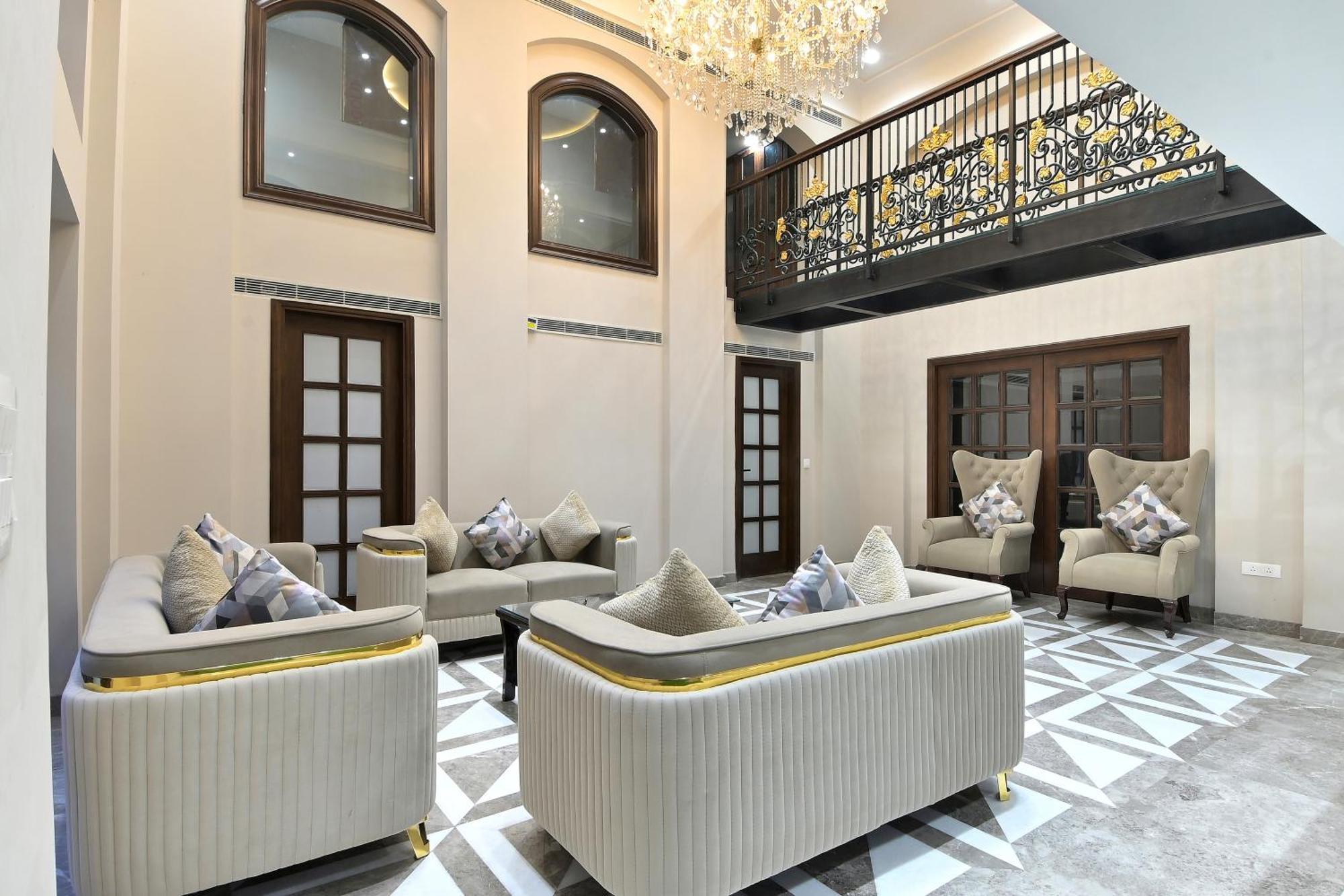 Hotel Sapphire House - 3 Mins Walk From Metro And 5 Mins From Rail Station New Delhi Bagian luar foto